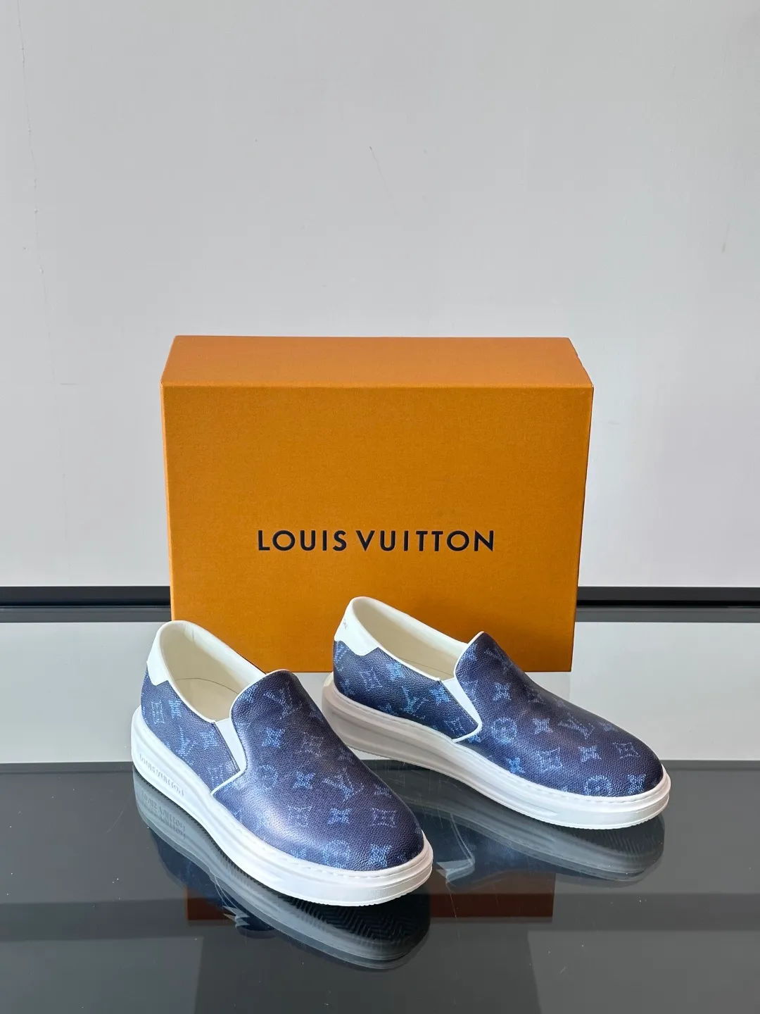Men's shoes 💰p360 "LOUIS VUITTO＊" Classic presbyopic slip-on loafers are made of classic Damier Gra men's shoes 💰phite canvas, with LV logo embellishment on the shoe body, leather straps decorated with LV metal logo buckles, smooth calf leather trim, and Monogram flower rubber outsole, full of youthful vitality and elegance. Blake craftsmanship and hand-stitched uppers cleverly establish recognition, and the standard sheepskin lining provides a comfortable and soft foot feel! Size: 38-44